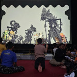 Peserta pelatihan wayang siluet bersama Sanggar Seni Madhangkara di Jaten, Karanganyar