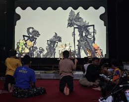 Peserta pelatihan wayang siluet bersama Sanggar Seni Madhangkara di Jaten, Karanganyar