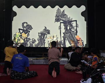 Peserta pelatihan wayang siluet bersama Sanggar Seni Madhangkara di Jaten, Karanganyar